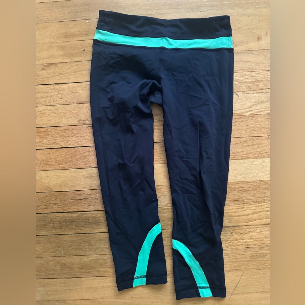 Lululemon crop leggings. EUC. Size 6.